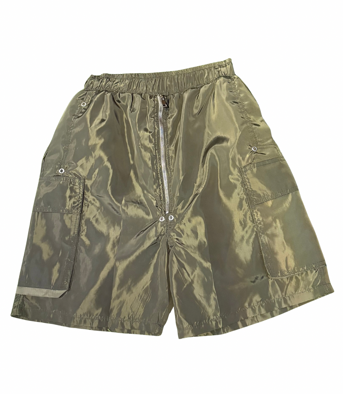 Shiny olive green cargo shorts with elastic waistband, central zipper, metal eyelets, and large side flap pockets for a utilitarian look.