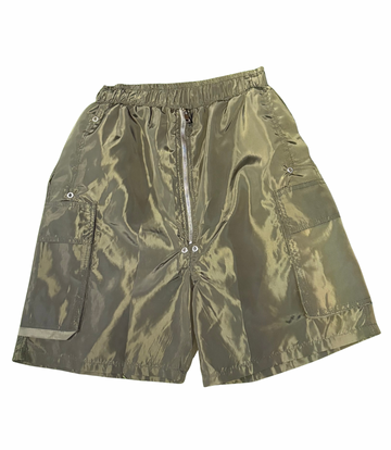 Shiny olive green cargo shorts with elastic waistband, central zipper, metal eyelets, and large side flap pockets for a utilitarian look.